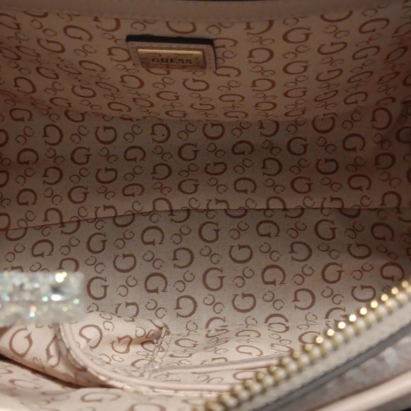 Guess purse - Picture 3 of 3